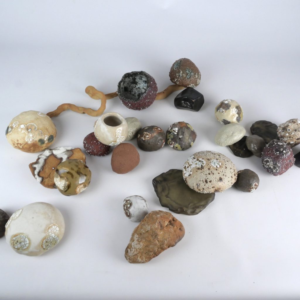 galets céramiques, émaux créés avec des minéraux collectés dans la nature en Ardèche